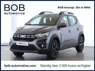 Schräge Frontansicht auf einen Dacia Sandero , freigestellt