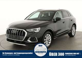 Schräge Frontansicht auf einen Audi Q3 , freigestellt