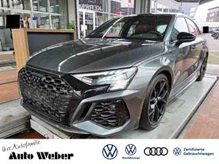 Schräge Frontansicht auf einen Audi RS3 , freigestellt