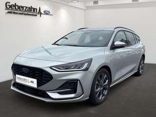 Schräge Frontansicht auf einen Ford Focus , freigestellt