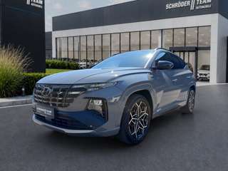 Schräge Frontansicht auf einen Hyundai Tucson , freigestellt