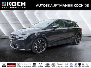Schräge Frontansicht auf einen SEAT Ibiza , freigestellt