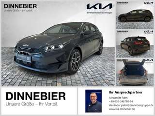 Schräge Frontansicht auf einen Kia cee'd , freigestellt