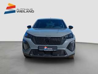Schräge Frontansicht auf einen Peugeot 2008 , freigestellt
