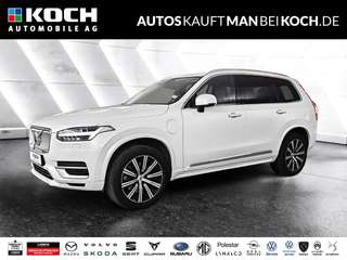Schräge Frontansicht auf einen Volvo XC90 , freigestellt