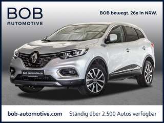 Schräge Frontansicht auf einen Renault Kadjar , freigestellt