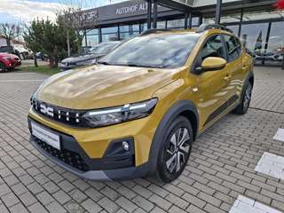 Schräge Frontansicht auf einen Dacia Sandero , freigestellt