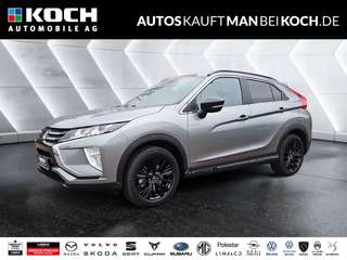 Schräge Frontansicht auf einen Mitsubishi Eclipse Cross , freigestellt