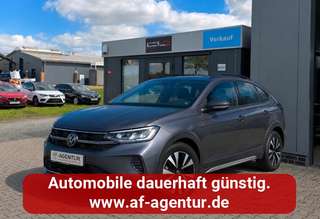 Schräge Frontansicht auf einen Volkswagen Taigo , freigestellt