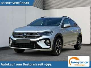 Schräge Frontansicht auf einen Volkswagen Taigo , freigestellt