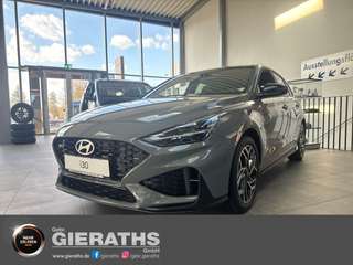 Schräge Frontansicht auf einen Hyundai i30 , freigestellt