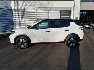 Schräge Frontansicht auf einen Opel Frontera , freigestellt