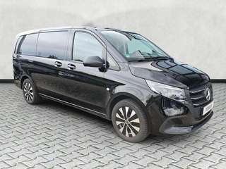 Schräge Frontansicht auf einen Mercedes-Benz Vito , freigestellt