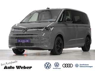 Schräge Frontansicht auf einen Volkswagen Multivan , freigestellt