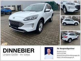 Schräge Frontansicht auf einen Ford Kuga , freigestellt