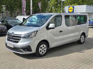 Schräge Frontansicht auf einen Renault Trafic , freigestellt