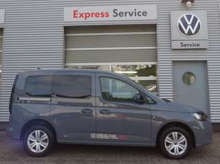 Schräge Frontansicht auf einen Volkswagen Caddy , freigestellt