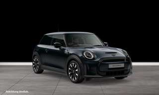 Schräge Frontansicht auf einen MINI COOPER SE , freigestellt