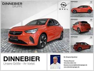 Schräge Frontansicht auf einen Opel Corsa , freigestellt