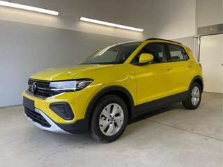 Schräge Frontansicht auf einen Volkswagen T-Cross , freigestellt