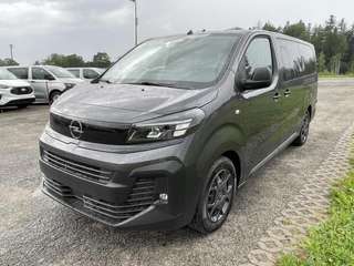 Schräge Frontansicht auf einen Opel Vivaro , freigestellt
