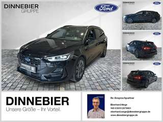 Schräge Frontansicht auf einen Ford Focus , freigestellt