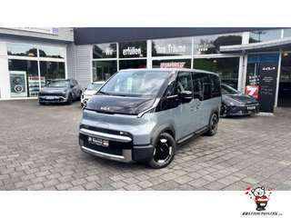 Schräge Frontansicht auf einen Kia PV5 Passenger , freigestellt