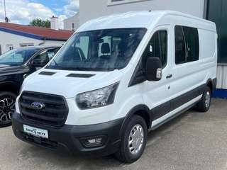 Schräge Frontansicht auf einen Ford Transit , freigestellt