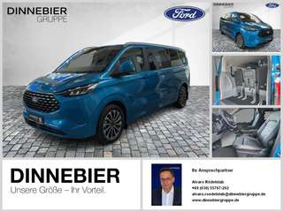 Schräge Frontansicht auf einen Ford Tourneo Custom , freigestellt