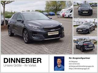 Schräge Frontansicht auf einen Kia XCeed , freigestellt