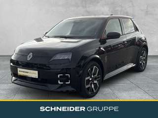 Schräge Frontansicht auf einen Renault 5 E-TECH , freigestellt