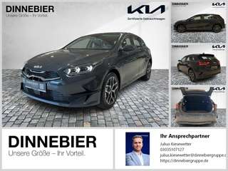 Schräge Frontansicht auf einen Kia cee'd , freigestellt