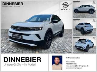 Schräge Frontansicht auf einen Opel Mokka , freigestellt