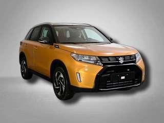 Schräge Frontansicht auf einen Suzuki Vitara , freigestellt