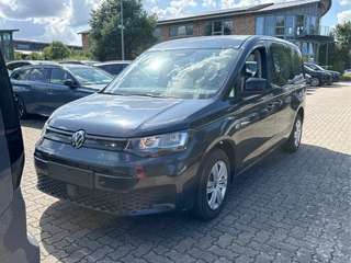 Schräge Frontansicht auf einen Volkswagen Caddy , freigestellt