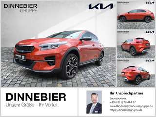 Schräge Frontansicht auf einen Kia XCeed , freigestellt