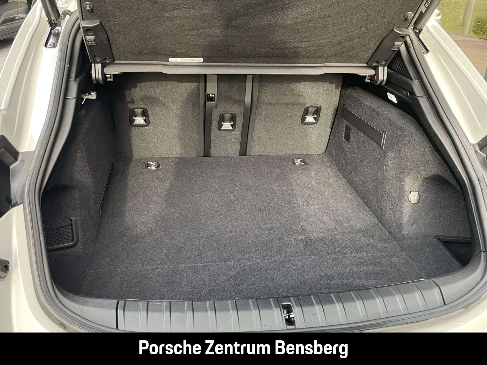 Fahrzeugbild eines Porsche Taycan