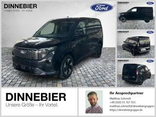 Schräge Frontansicht auf einen Ford Transit Courier , freigestellt
