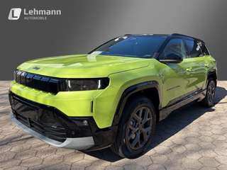 Schräge Frontansicht auf einen Jeep Compass , freigestellt