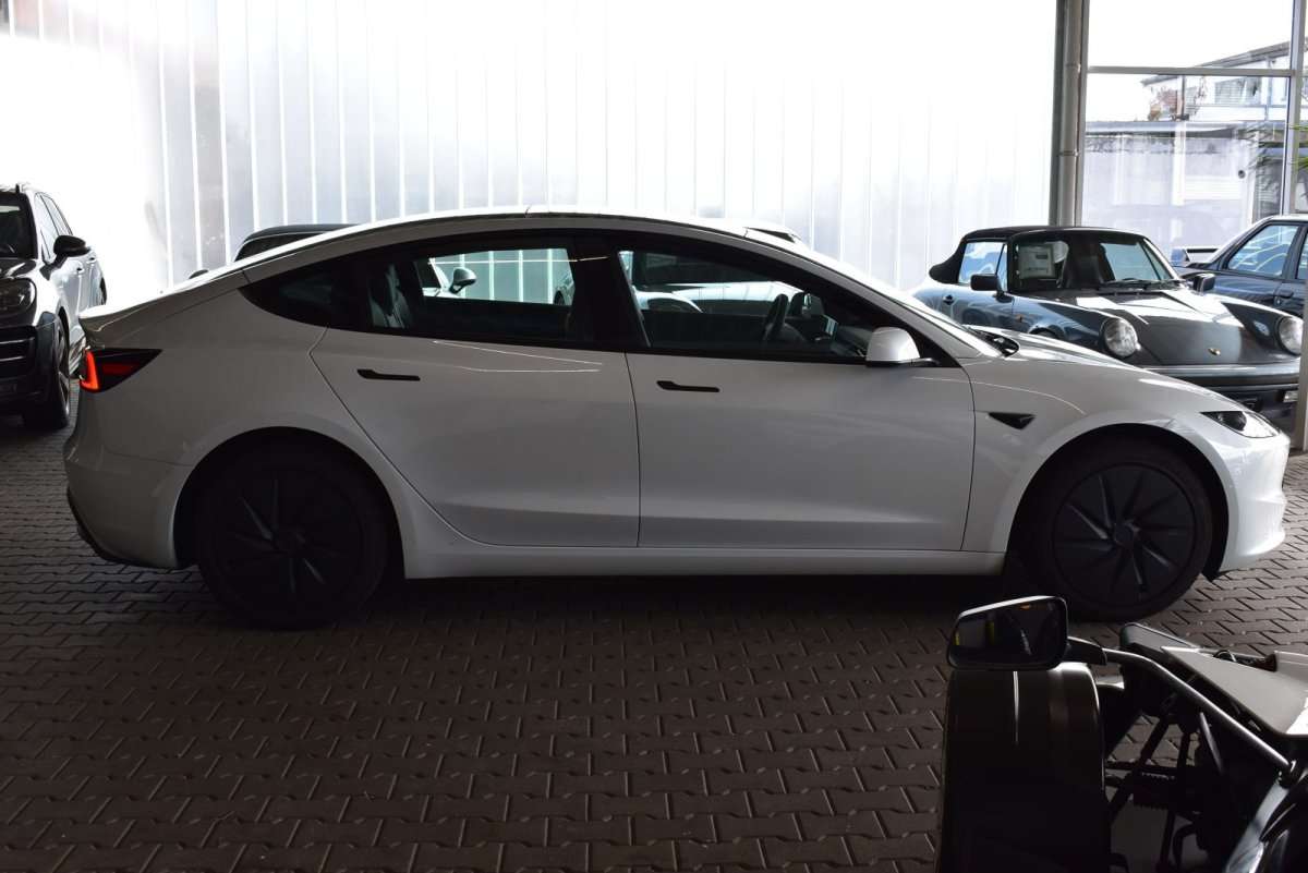 Fahrzeugbild eines TESLA Model 3