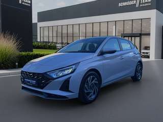 Schräge Frontansicht auf einen Hyundai i20 , freigestellt