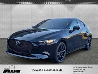 Schräge Frontansicht auf einen Mazda Mazda3 , freigestellt