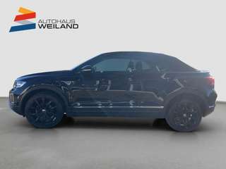 Schräge Frontansicht auf einen Volkswagen T-Roc , freigestellt