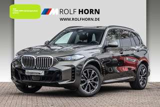 Schräge Frontansicht auf einen BMW X5 , freigestellt