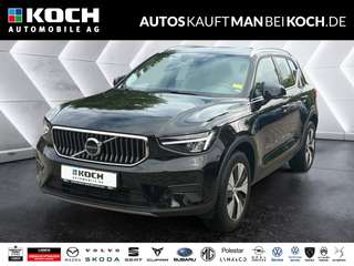 Schräge Frontansicht auf einen Volvo XC40 , freigestellt