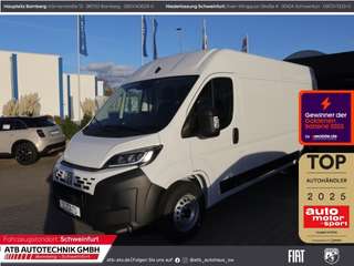 Schräge Frontansicht auf einen Fiat Ducato , freigestellt