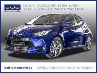 Schräge Frontansicht auf einen Toyota Yaris , freigestellt