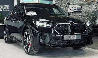 Schräge Frontansicht auf einen BMW X2 , freigestellt