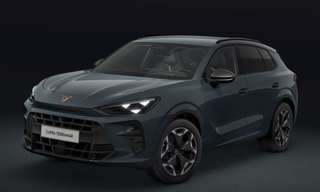 Schräge Frontansicht auf einen CUPRA Terramar , freigestellt