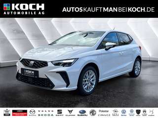 Schräge Frontansicht auf einen SEAT Ibiza , freigestellt